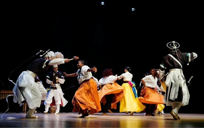 El 8 de septiembre de 2023, los artistas de la Fundación Casa Tumaco de Medellín y la Universidad Nacional de las Artes de Corea (KNUA), presentan un performance creativo que integra las culturas coreana y colombiana, en el Auditorio Mario Laserna de la Universidad de Los Andes, en Bogotá, Colombia. El Instituto Sejong Bogotá invita a grupos de arte coreanos, como el Ballet Nacional de Corea y la Compañía Nacional de Danza Contemporánea de Corea (KNCDC), para que realicen presentaciones en grandes eventos internacionales.