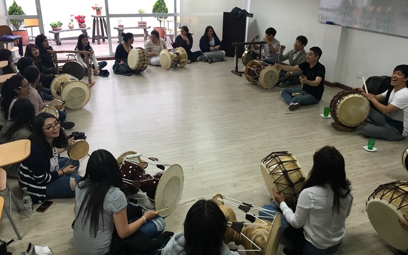 El 28 de septiembre de 2019, estudiantes colombianos, incluyendo personas del común, participan en el programa de samulnori (música de percusión tocada por un cuarteto y que deriva de la música tradicional coreana), en las instalaciones del Instituto Sejong Bogotá, en la ciudad capital de Colombia. A través del 'Programa de pasantes', uno de los proyectos de difusión de la cultura coreana auspiciado por la KSIF, el instituto ofrece programas de experiencia culturales como samulnori y taekwondo. 