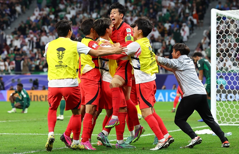 El 30 de enero (hora local), los futbolistas coreanos de la selección nacional celebran la victoria del partido contra Arabia Saudita, en los octavos de final de la Copa Asiática de la Confederación Asiática de Fútbol (AFC, según sus siglas en inglés), en el estadio Ciudad de la Educación, en Rayán, Catar. | Agencia de Noticias Yonhap