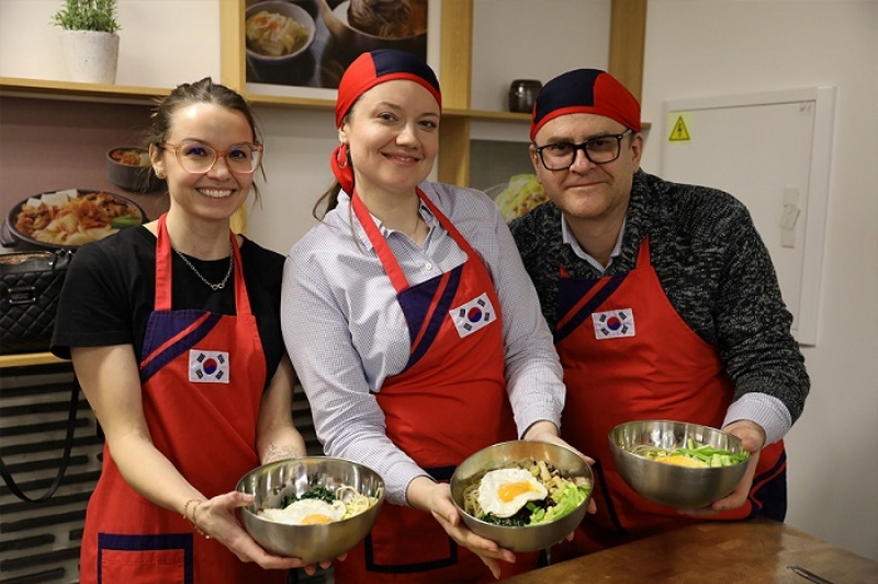 Los participantes posan para una foto con bibimbap en una clase magistral de cocina coreana celebrada en el Centro Cultural Coreano en Moscú, Rusia, en diciembre de 2023. | Centro Cultural Coreano en Rusia