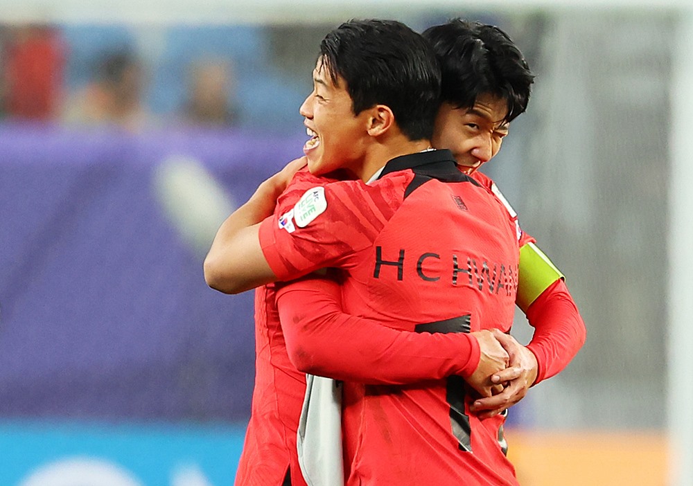 Los futbolistas coreanos, Son Heung-min y Hwang Hee-chan, se abrazaron tras vencer por 2-1 a Australia en los cuartos de final de la Copa Asiática 2023 de la Confederación Asiática de Fútbol (AFC, por sus siglas en inglés) el 2 de febrero, en el estadio Al Janoub, en Al Wakrah, Catar. | Agencia de Noticias Yonhap 