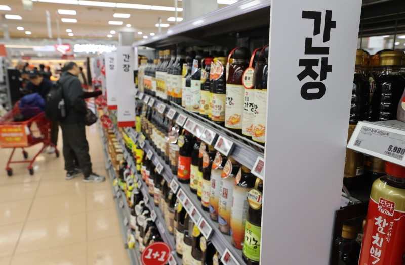 Las exportaciones de salsas coreanas alcanzaron el año pasado una cifra récord de 384 millones de dólares. La foto muestra un estante de salsas en un hipermercado de Seúl. | Agencia de Noticias Yonhap