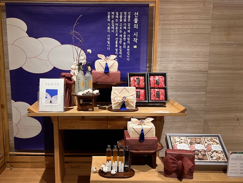 Los grandes almacenes e hipermercados han abierto secciones de regalos para el Año Nuevo Lunar. En la foto, se muestra un rincón para exhibir regalos para Seollal en la tienda departamental de Lotte en el distrito de Jung-gu, Seúl. | Wu Jinhua