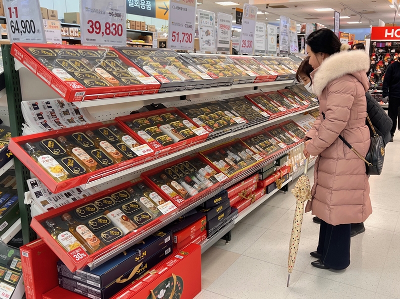 El 5 de febrero, algunas clientes eligen un set de regalo para el Año Nuevo Lunar en un hipermercado de Seúl, antes del comienzo de la festividad. | Wu Jinhua