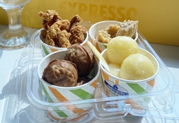 La foto muestra el servicio de bufet en una caja del área de descanso de Iseo de la autopista de Honam y del área de descanso de Gunsan de la autopista de Seohaean.