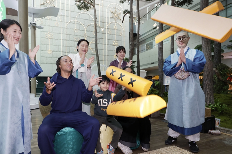 El 8 de febrero, un día antes de la festividad del Año Nuevo Lunar, o Seollal en coreano, un turista extranjero juega al yutnori (juego de mesa tradicional) en un acto cultural con motivo de Seollal, en la terminal 1 del Aeropuerto Internacional de Incheon.