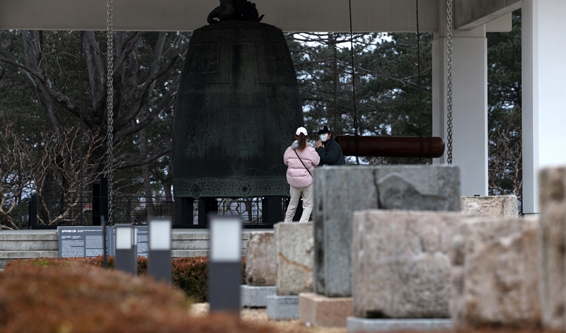 La foto muestra la Campana Divina del Rey Seongdeok, ubicada en la entrada del Museo Nacional de Gyeongju, provincia de Gyeongsangbuk-do. Un destacado erudito alemán dijo que la Campana Sagrada del Rey Seongdeok, que fue designada como Tesoro Nacional en 1962, por sí sola podría ser un museo por su majestuosidad.. 