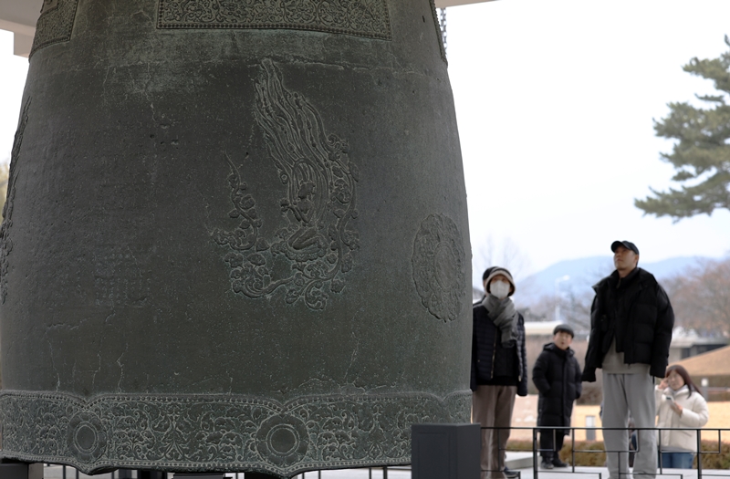 La imagen de un bicheonsang (una antigua deidad budista) está pintada en la Campana Divina del Rey Seongdeok. Cuenta la leyenda que se utilizó el cuerpo de un niño para fabricar la campana, pero los análisis científicos han desmentido esta idea, que podría haberse inventado para reflejar la dificultad de producción de la reliquia.