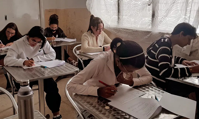 La foto muestra a los estudiantes cubanos que participaron en un simulacro de la Prueba de Dominio del Idioma Coreano (TOPIK), realizado el 12 de febrero en el Centro Cultural y Escuela de Idioma Coreano en Cuba, ubicado en La Habana. El Instituto Superior de Arte (ISA), una universidad de arte en Cuba, el 193º país que ha establecido relaciones diplomáticas con Corea, comenzará clases piloto de idioma coreano en marzo del 2024. | Cuenta oficial del Centro Cultural y Escuela de Idioma Coreano en Cuba en Instagram