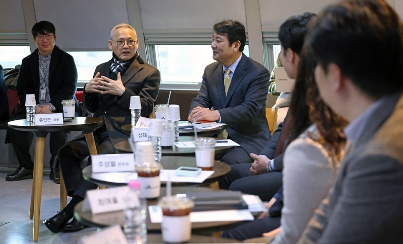 En la foto, tomada el 16 de febrero, el ministro de Cultura, Deportes y Turismo, Yu In Chon (segundo por la izquierda), habla con los participantes durante en una visita al centro para creadores de contenidos Content Korea Lab, en el distrito de Haeundae-gu, en Busan.| Ministerio de Cultura, Deportes y Turismo