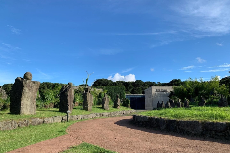 LLa foto muestra el Parque de Piedra de Jeju, ubicado en la localidad de Jocheon, en la isla de Jeju. El Ministerio de Medio Ambiente y la Unesco firmarán el 23 de febrero un acuerdo para construir el Centro Global de Investigación y Capacitación para Áreas Designadas Internacionalmente (GCIDA, por sus siglas en inglés), en París, Francia. | Cuenta oficial del el Parque de Piedra de Jeju en Facebook