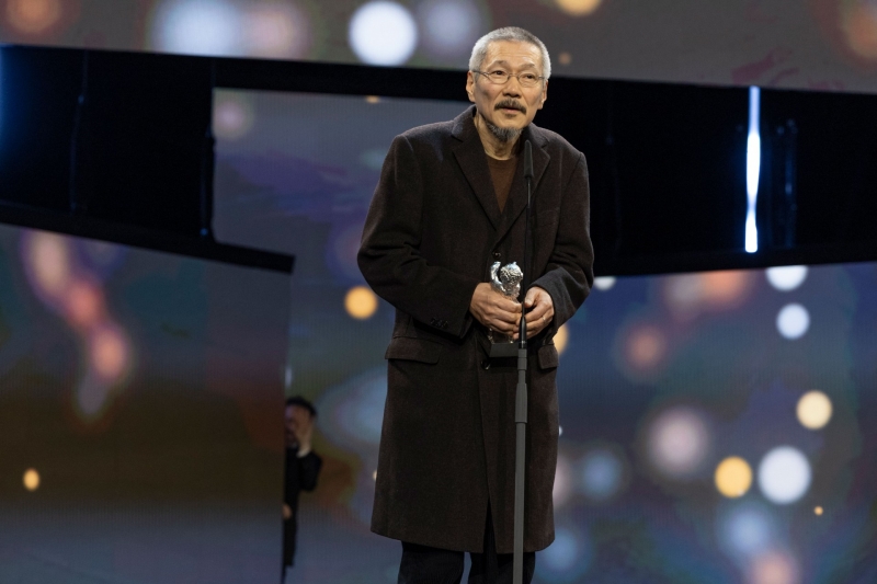 El director Hong Sang-soo da un discurso después de recibir el Oso de Plata Gran Premio del Jurado por su nueva película 'The Traveler's Need' (Las necesidades de un viajero) en la ceremonia de premiación del 74º Festival Internacional de Cine de Berlín, celebrada el 24 de febrero (hora local) en el Berlinale Palast, en la capital alemana. | Sitio web oficial del 74º Festival Internacional de Cine de Berlín