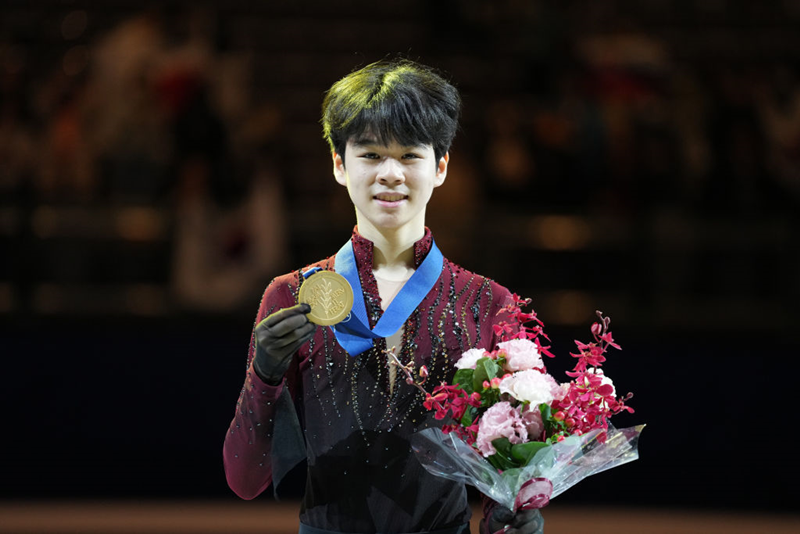 El patinador artístico surcoreano Seo Min-kyu, se toma una foto conmemorativa luego de recibir la medalla de oro en la ceremonia del Campeonato Mundial Juvenil de Patinaje Artístico de la Unión Internacional de Patinaje sobre Hielo (ISU, según sus siglas en inglés) de este año, celebrada el 2 de marzo en el Taipei Arena de Taiwán.