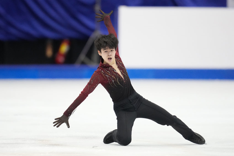 El patinador artístico surcoreano Seo Min-kyu realiza su presentación sobre hielo, durante el Campeonato Mundial Juvenil de Patinaje Artístico de la Unión Internacional de Patinaje sobre Hielo (ISU, según sus siglas en inglés) de este año, celebrado el 2 de marzo en el Taipei Arena de Taiwán.