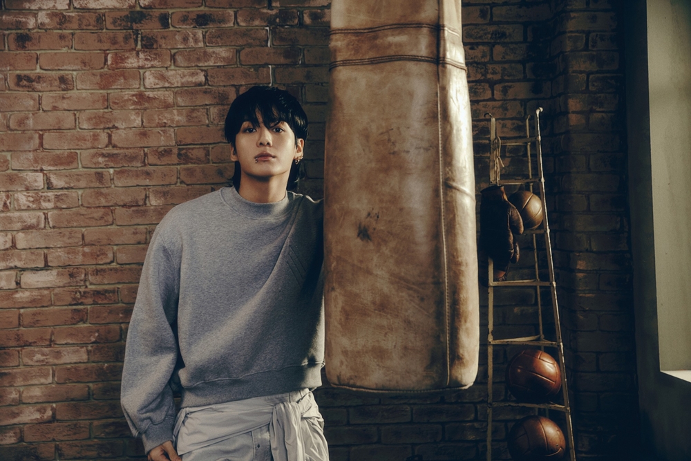 La foto muestra una de las imágenes de 'Golden', el primer álbum en solitario de Jungkook de BTS. El 12 de marzo, Jungkook registró 5.000 millones de reproducciones en su cuenta personal en Spotify, la plataforma de transmisión de música más grande del mundo. | Sitio web oficial de Big Hit Music