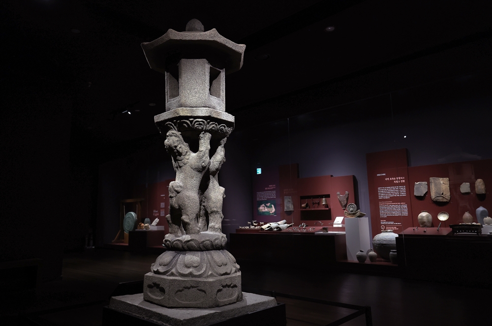 La característica principal de la 'Linterna de piedra de los leones gemelos de la fortaleza de Jungheungsanseong de Gwangyang' es que la parte de la piedra que forma el pedestal no es un círculo ni un octógono, sino dos leones. Fue designada tesoro nacional el 20 de diciembre de 1962. | Lee Jun Young 