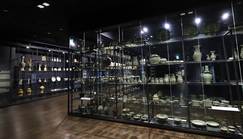 El Museo Nacional de Gwangju alberga 19.000 de los 24.000 bienes culturales excavados en Sinan en 1975. La Sala de Cerámica y Cultura Asiática, en la primera planta del museo, exhibe más de 1.150 piezas de cerámica asiática, incluida cerámica coreana, así como bienes culturales del fondo marino de Sinan. | Museo Nacional de Gwangju