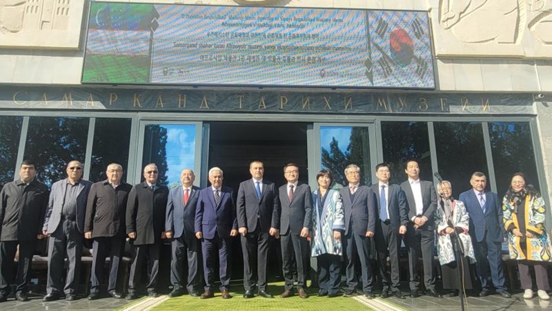 El 13 de marzo, los funcionarios que asistieron a la ceremonia de reapertura del Museo Afrasiab en Samarcanda, Uzbekistán, se toman una fotografía grupal. | Administración del Patrimonio Cultural 