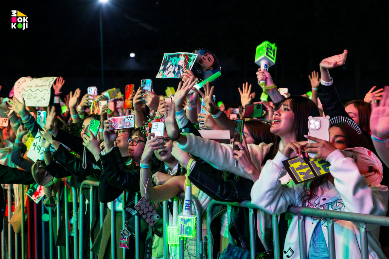 La foto muestra a la audiencia filmando y cantando efusivamente durante un concierto del festival 'Mokkoji Korea 2023' celebrado en México en octubre del 2023. El número de fans de hallyu en todo el mundo superó los 200 millones en 2023. | Sitio web oficial de Mokkoji Korea