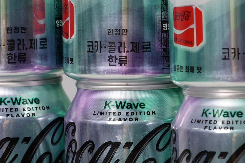 'Esta lata de edición limitada se inspira directamente en los fans del K-pop de todo el mundo', explicó Oana Vlad, directora de estrategia comercial de Coca-Cola, en una rueda de prensa celebrada en Seúl el 20 de febrero. | Jeon Han