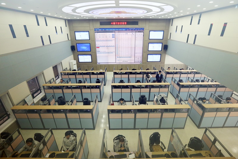 La foto muestra el centro de atención de llamadas de emergencias 112 de la Agencia de Policía Metropolitana de Seúl (SMPA, según sus siglas en inglés). Los servicios de interpretación que se habían estado prestando de lunes a viernes de 9:00 a.m. a 9:00 p.m., han sido ampliados a las 24 horas del día, a partir del 18 de marzo. | Agencia de Noticias Yonhap