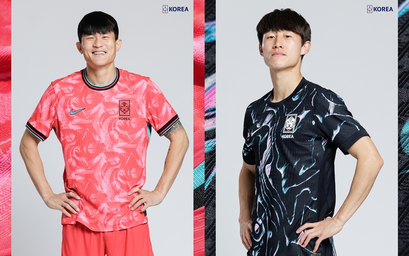  La foto de la izquierda muestra el nuevo uniforme de local y la de la derecha el de visitante de la selección nacional de fútbol de Corea. El 19 de marzo, la Asociación Coreana de Fútbol (KFA, por sus siglas en inglés), a través de su cuenta oficial en Instagram, publicó fotos de los jugadores portando los nuevos uniformes.