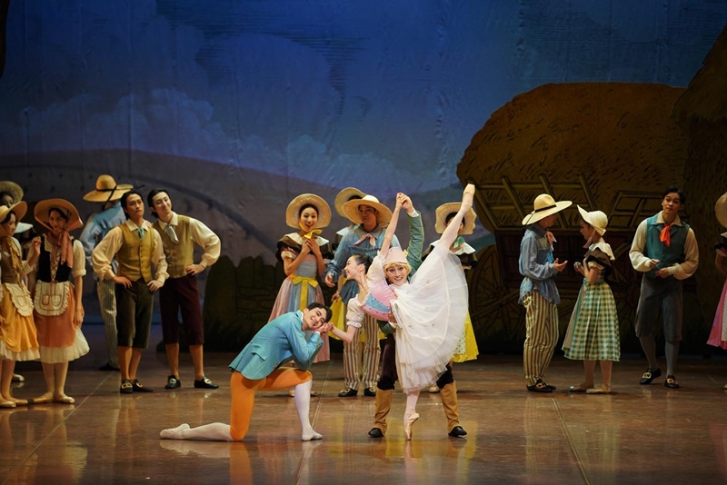 La imagen muestra al Ballet Nacional de Corea representando 'La fille mal gardée' en noviembre pasado en el Teatro de la Ópera del Centro de las Artes de Seúl, ubicado en el distrito de Seocho-gu, en Seúl. | Página oficial del Ballet Nacional de Corea en Facebook