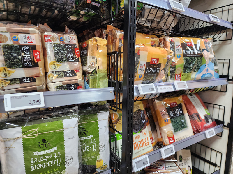 La foto muestra algunos productos de algas secas exhibidos en la sucursal de Homeplus Express Gwanghwamun, ubicada en el distrito de Jongno-gu, en Seúl. Las exportaciones de algas secas de enero y febrero registraron 141,36 millones de dólares, reflejando un aumento del 28,1 por ciento interanual 