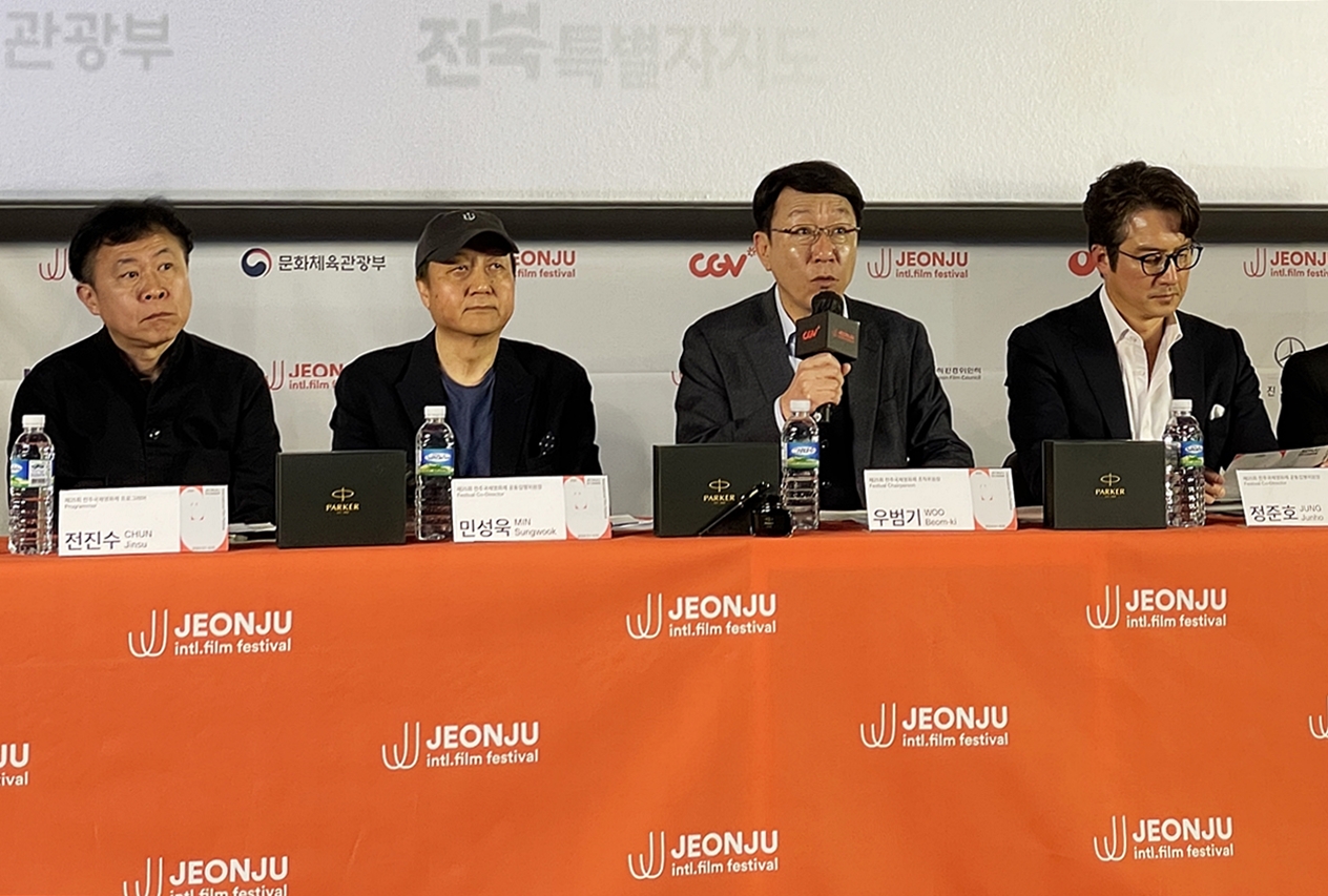 El presidente del comité organizador del JIFF, Woo Beom-ki (tercero por la izquierda), habla el 3 de abril por la tarde sobre el festival en una rueda de prensa en el cine CGV Yongsan I'Park, en el distrito Yongsan-gu de Seúl. | Xu Aiying