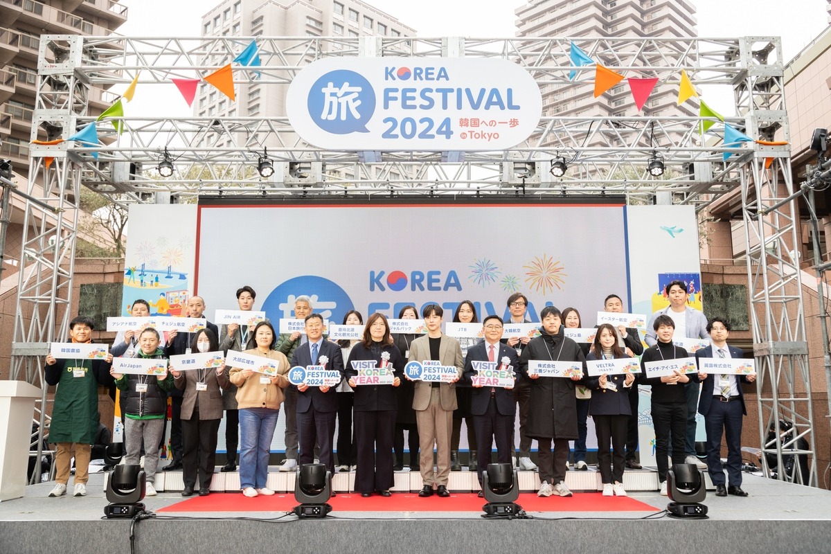 La foto, tomada el 22 de marzo, muestra la ceremonia de apertura del evento turístico 'Korea Tabi Festival' en Tokio, Japón. | Organización de Turismo de Corea