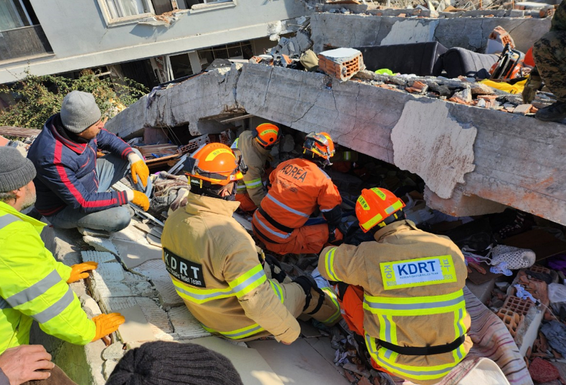 La foto muestra a un equipo internacional de rescate de la Agencia Nacional de Bomberos de Corea llevando a cabo una operación de rescate en un lugar afectado por un fuerte terremoto en Turquía en febrero del año pasado. | Agencia Nacional de Bomberos de Corea