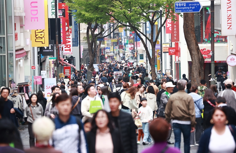 La imagen, capturada el 10 de abril, muestra una bulliciosa calle en el distrito de Myeong-dong, en Jung-gu, Seúl. | Agencia de Noticias Yonhap