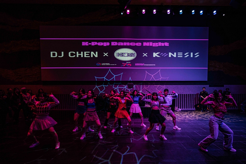 Unos participantes bailan durante el evento 'K-Pop Dance Night' en mayo de 2023 en Lincoln Center en Nueva York. | Centro Cultural Coreano en Nueva York 