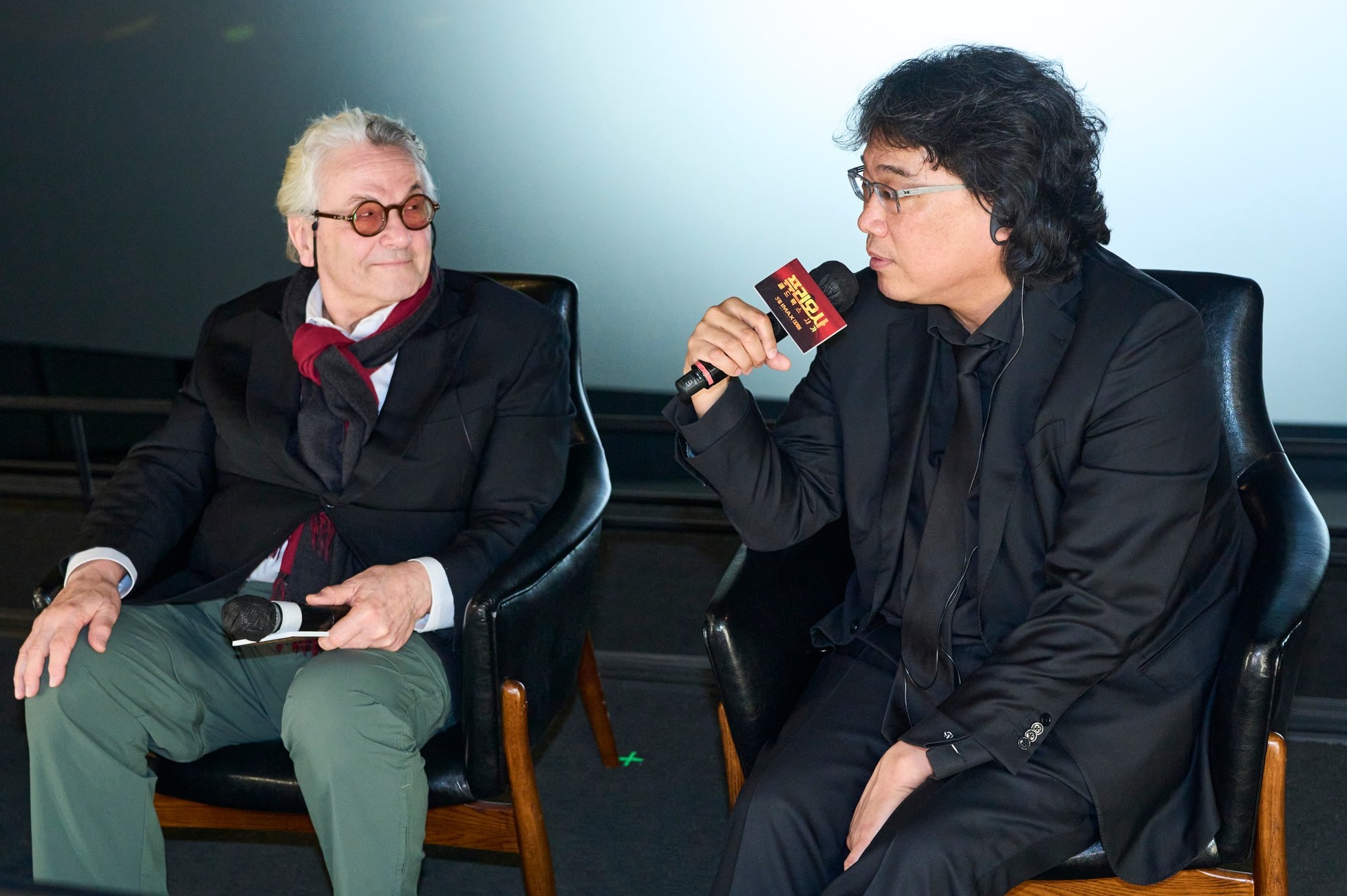 El director australiano George Miller (izquierda) y el director Bong Joon-ho hablan el 14 de abril de sus respectivas películas en un diálogo con el público celebrado en el cine CGV Yongsan I'Park Mall del distrito Yongsan-gu de Seúl. 