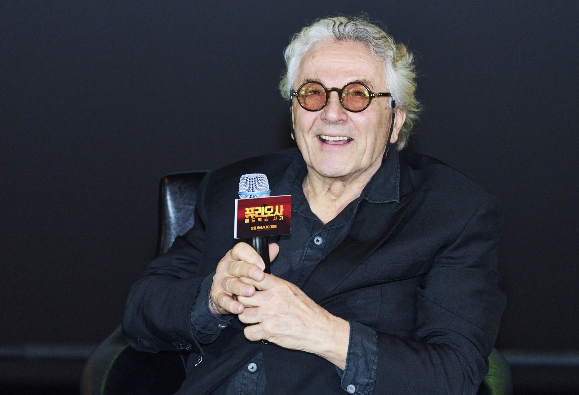 George Miller, director de la película 'Furiosa: de la saga Mad Max', responde el 15 de abril a las preguntas de los periodistas durante la rueda de prensa de la película, que tuvo lugar en el cine CGV Yongsan I'Park Mall, en el distrito Yongsan-gu de Seúl.