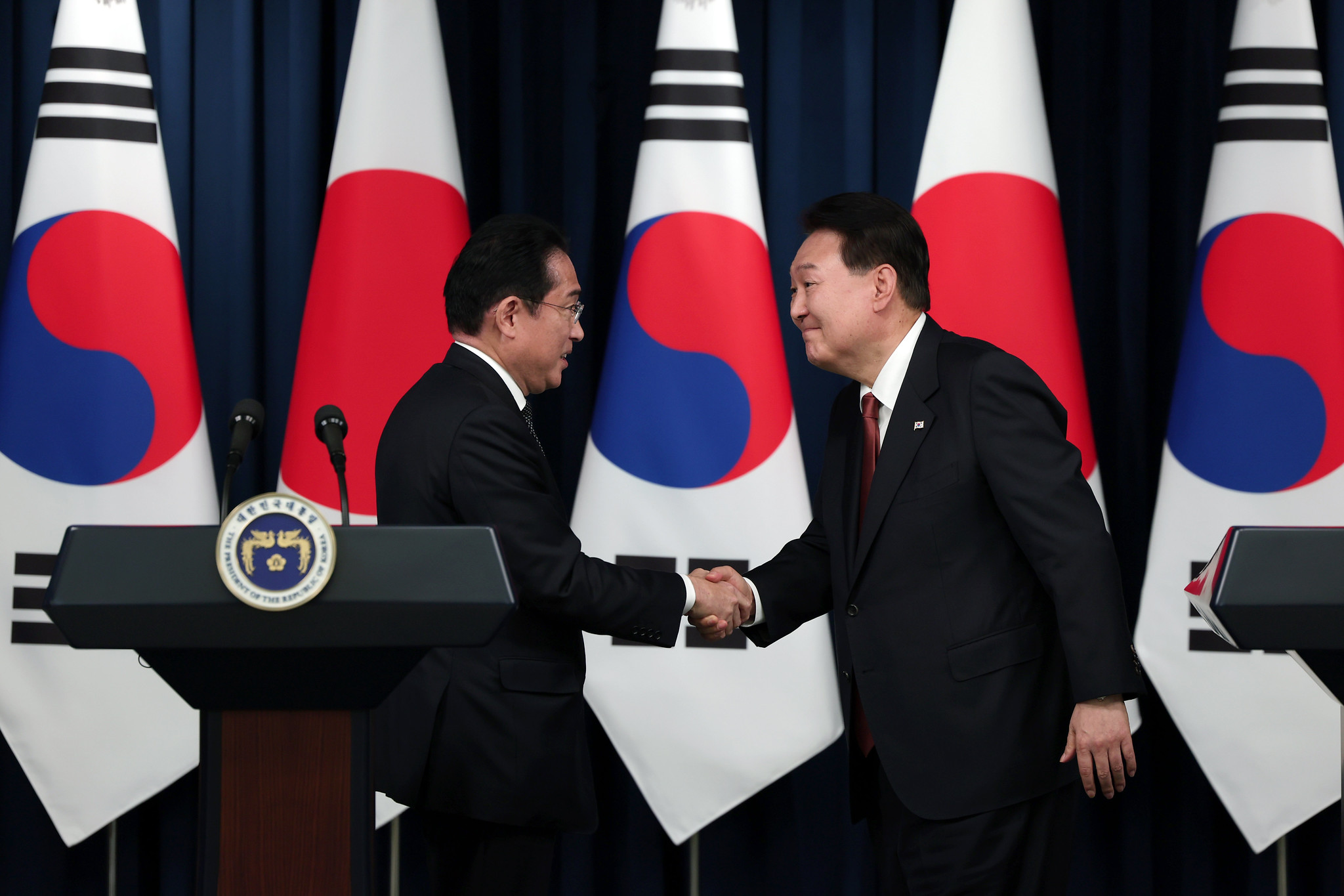 La fotografía, tomada el 7 de mayo de 2023, muestra al presidente Yoon Suk Yeol (derecha) y al primer ministro japonés Fumio Kishida, estrechándose las manos durante una conferencia de prensa conjunta en la oficina presidencial en el distrito de Yongsan-gu, Seúl. | Kim Yong Wii, Oficina presidencial