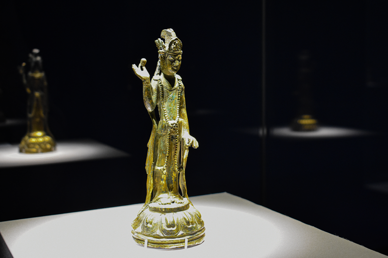  La foto muestra la Estatua de Buda Avalokitesvara de pie en bronce dorado, también conocida con el apodo 'Miss Baekje'. Debido a la sonrisa y la postura de la estatua, que son similares a las ganadoras de los certamenes de belleza coreanos, los jóvenes visitantes le han atribuido este apodo, según indicó el curador del Museo Nacional de Buyeo, Sin Mincheol. | Choi Jin-woo