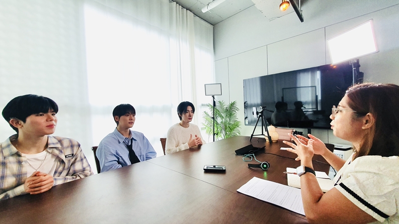 Los integrantes del grupo Big Ocean conversan durante una entrevista el 16 de abril con una reportera de Korea.net. De izquierda a derecha, los miembros Lee Chanyeon, Park Hyunjin y Kim Jiseok. | Lee Kyoung Mi