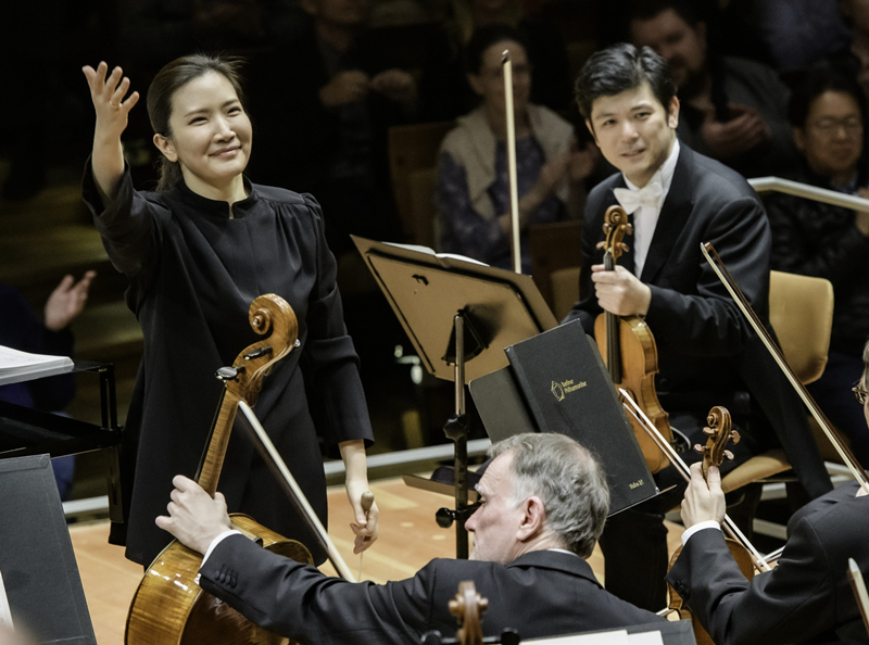 La directora de orquesta Kim Eun Sun (izda.) responde al aplauso del público tras finalizar el concierto de la Filarmónica de Berlín, llevado a cabo el 20 de abril (hora local). | Cuenta oficial de la Orquesta Filarmónica de Berlín en Facebook