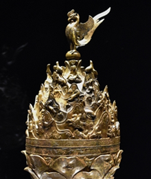 El Gran incensario de bronce dorado de Baekje tiene talladas más de 80 figuras reales e imaginarias. El fénix grabado en lo alto del pedestal de bronce simboliza el bienestar. | Choi Jin-woo