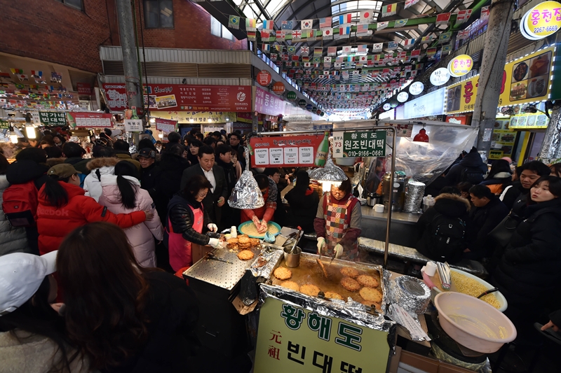 La foto muestra el mercado Gwangjang en el distrito Jongno-gu de Seúl, una de las principales atracciones turísticas de la ciudad. El Ministerio de Cultura, Deportes y Turismo se ocupará de los inconvenientes en las principales atracciones turísticas para ofrecer un turismo de calidad a los turistas extranjeros. | Agencia de Noticias Yonhap 