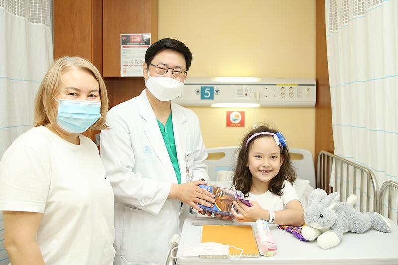 En la imagen, se muestra al doctor Song Sang-hoon, profesor de urología pediátrica del Centro Médico Asan de Seúl, junto a una paciente kazaja y su tutora.