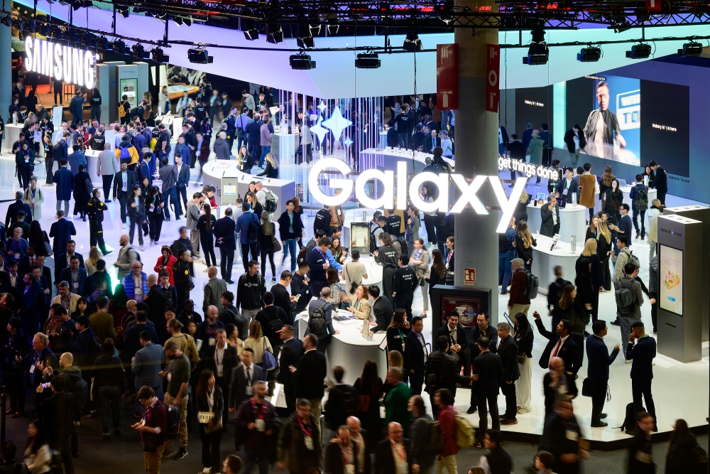 La foto muestra una vista panorámica de la sala de exposiciones móviles de Samsung Electronics, instalada en el Congreso Mundial de Telefonía Móvil (MWC, según sus siglas en inglés), que se inauguró el 26 de febrero (hora local) en Barcelona, ​​España. Las exportaciones de Corea en abril aumentaron un 13,8 por ciento interanual, registrando un incremento positivo por séptimo mes consecutivo. | Samsung Electronics