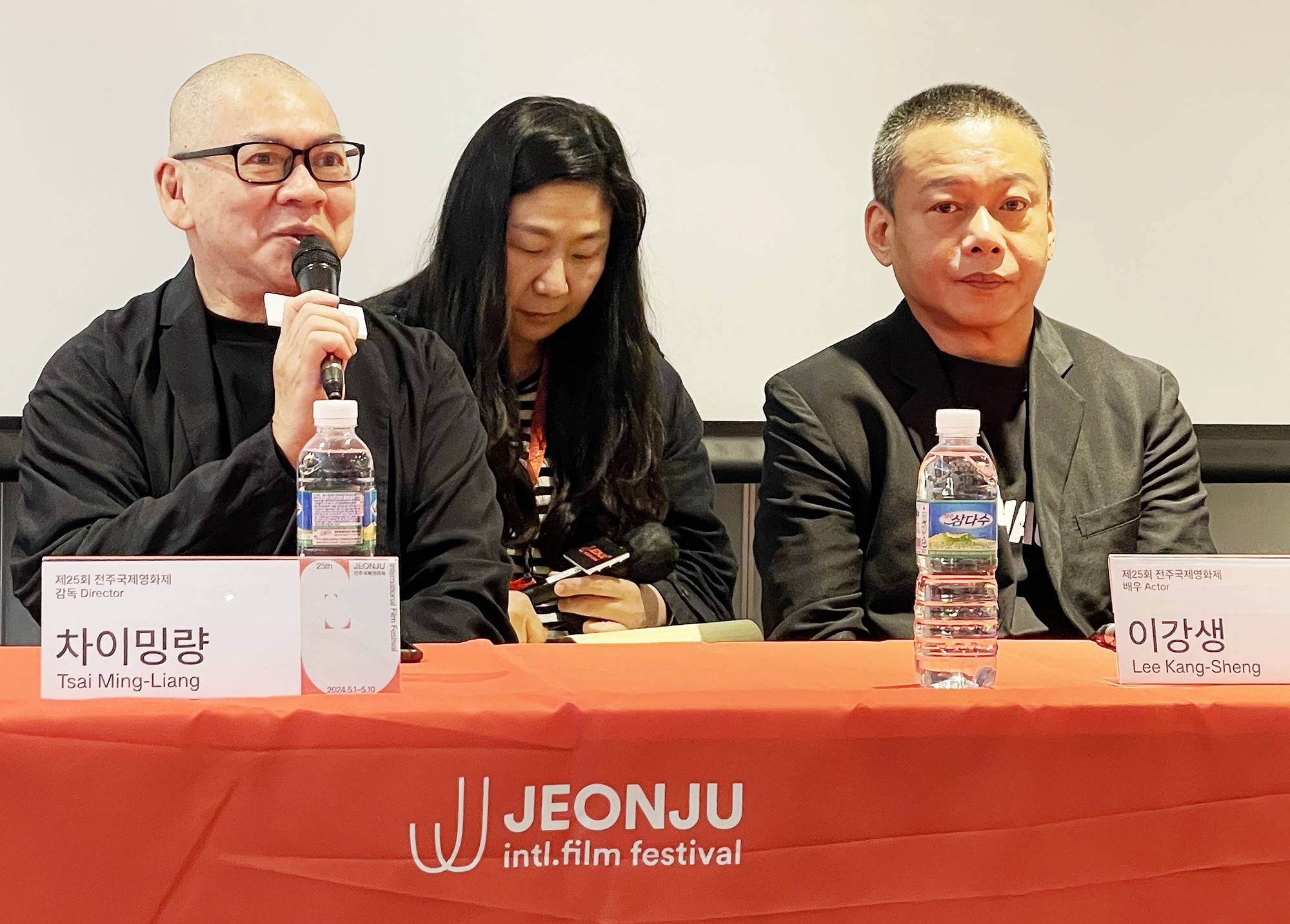 El director malayo afincado en Taiwán, Tsai Ming-Liang (izquierda), responde el 3 de mayo a preguntas sobre su serie 'Walker', durante una conferencia de prensa celebrada en el marco del Festival Internacional de Cine de Jeonju de este año, en el Best Western Plus Jeonju Hotel, ubicado en el distrito Wansan-gu de dicha ciudad, en la provincia de Jeollabuk-do.