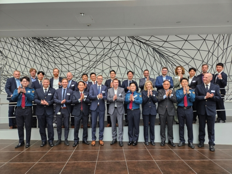 Las agencias de seguridad de Corea y Alemania operan un centro de cooperación en el campo de la investigación y el desarrollo de la seguridad pública, para responder ante delitos. La foto muestra a los asistentes a la ceremonia de inauguración del 'Centro de Cooperación Policial Científico', realizada el 8 de mayo (hora local) en la División de Investigación Criminal (LKA, por sus siglas en alemán), ubicada en la ciudad de Düsseldorf, en Renania del Norte-Westfalia, Alemania. | Agencia Nacional de Policía de Corea 