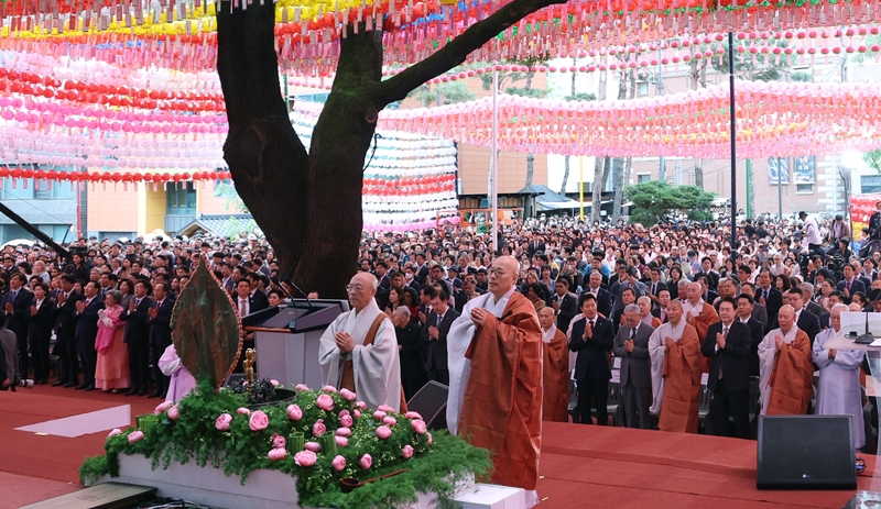 El 15 de mayo, la ceremonia para conmemorar el 2.568° aniversario del nacimiento de Buda, un feriado nacional en Corea, se lleva a cabo en el templo Jogyesa en el distrito de Jongno-gu en Seúl.스