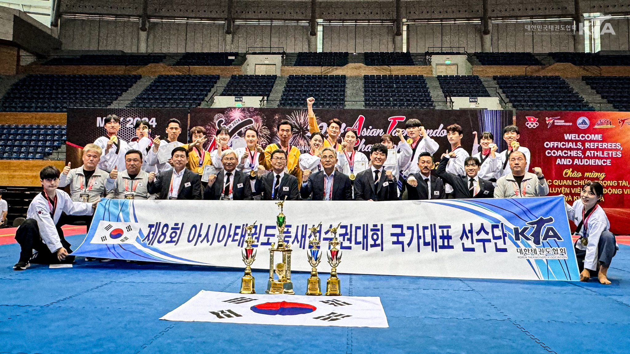 El equipo coreano de taekwondo, que participó del 14 y 15 de mayo en los Campeonatos Asiáticos de Taekwondo Poomsae de este año en Da Nang, Vietnam, posa para una foto. | Asociación de Taekwondo de Corea