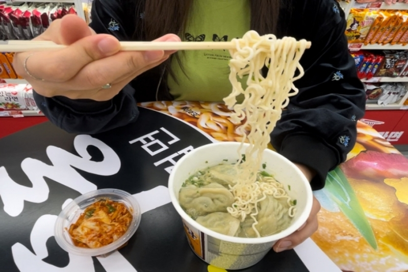 La foto muestra el ‘Gomtang ramyeon con mandu’ acompañado con kimchi, una de las combinaciones de alimentos procesados más populares en Corea.