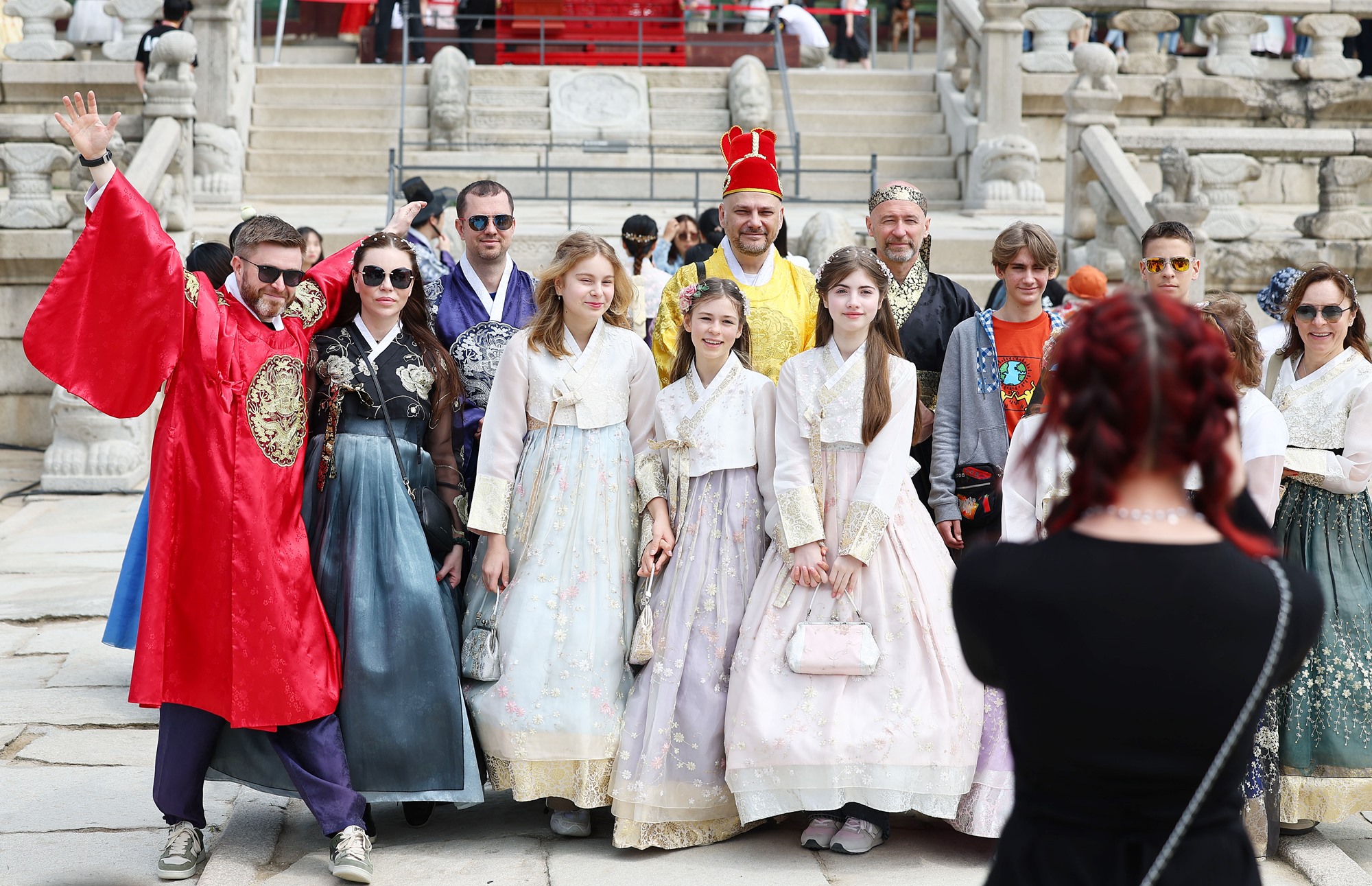 La foto, tomada el 1 de mayo, muestra a los turistas extranjeros vestidos con el hanbok (traje tradicional coreano), posando en el palacio Gyeongbokgung, ubicado en el distrito Jongno-gu, en Seúl. El Gobierno Metropolitano de Seúl anunció el 20 de mayo el 'Plan Maestro de Política para Residentes Extranjeros de Seúl', con el que se pretende atraer talentos globales y empresas extranjeras, y ayudarles a establecerse de forma segura. | Agencia de Noticias Yonhap