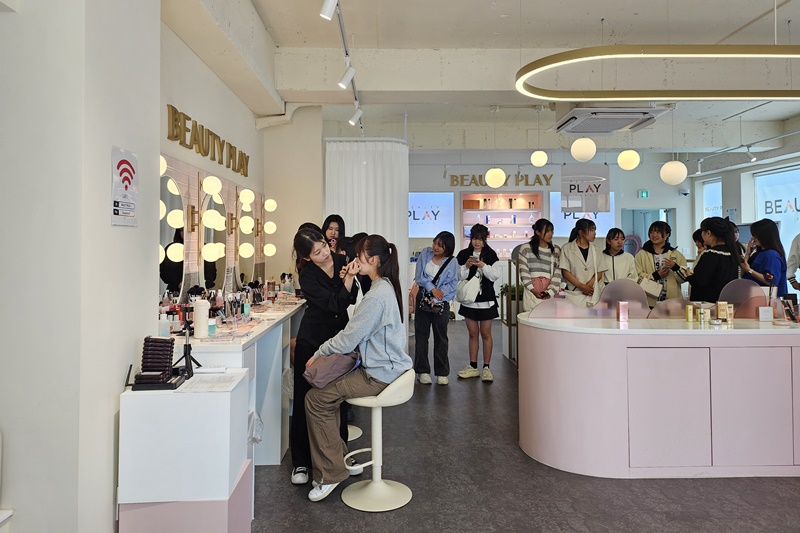 Unas alumnas de la Escuela Secundaria de Matsuyama Higashi de la prefectura japonesa de Ehime hacen fila para someterse a un cambio de imagen después de asistir a un seminario sobre color personal.